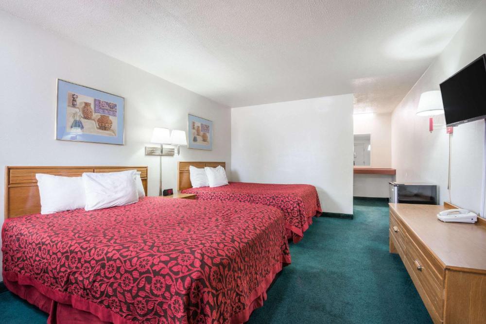 Queen Room with Two Queen Beds - Non-Smoking interior