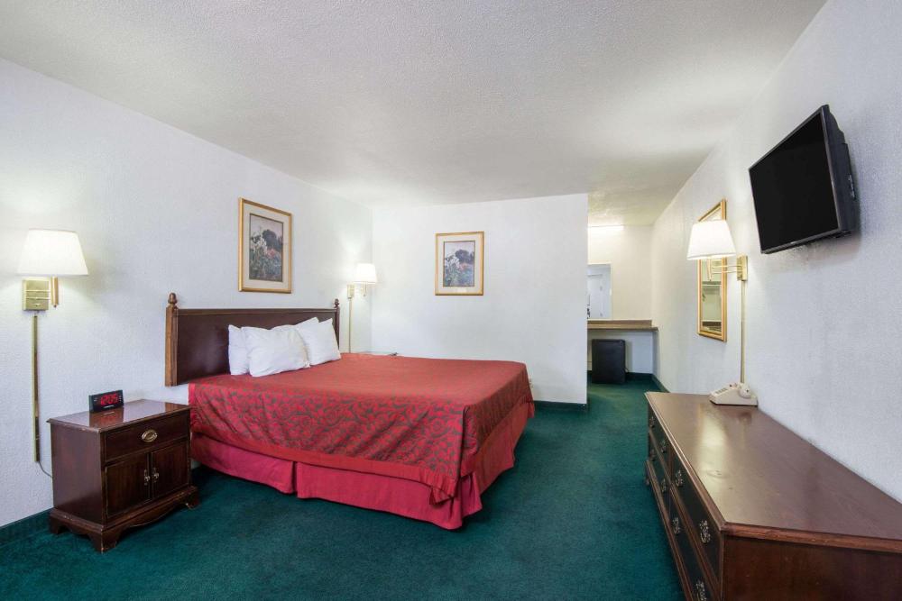 King Room - Non-Smoking interior